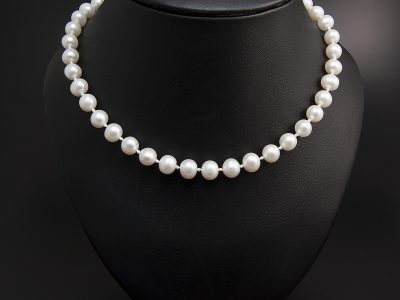 Ivory Freshwater Round Pearl Necklace 8-9mm With A 18kt Yellow Gold Locking Ball Clasp