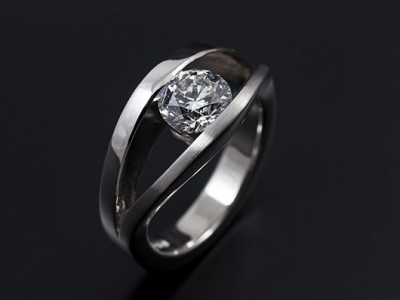 Round Brilliant 0.91ct F SI1 in a 18kt White Gold Semi Tension Setting