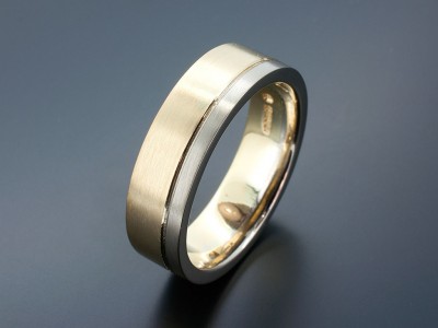 Gent's 18kt Yellow and White Gold Wedding Ring with Grooved Line in a Brushed Matt Finish.