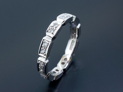 Ladies Wedding Ring 18kt White Gold with Pave Set Round Brilliant Diamonds in an Octagonal Repeating Pattern