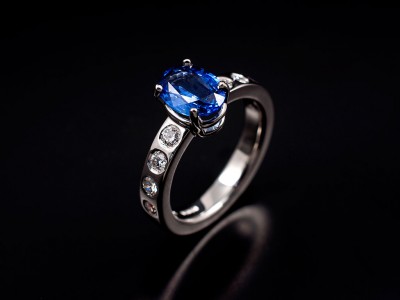 Oval Blue Ceylonese Sapphire 1.86ct set in 18kt White Gold with 8 x 0.08ct Round Brilliants Secret Set into Band