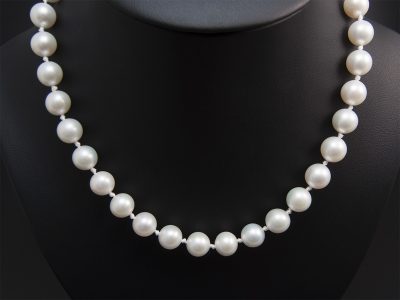 Light Ivory Round Freshwater Pearl Necklace 9-11mm With A Silver Magnetic Two Tone Wave Clasp