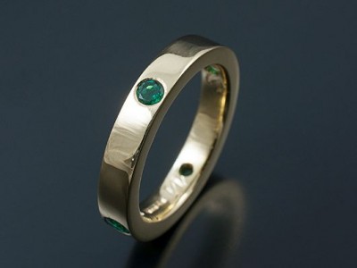 Wedding Ring in 18kt Yellow Gold with 4 Round Emeralds Secret Set into Band,