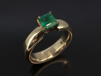 Asscher Cut Emerald 0.88ct 18kt Yellow Gold 4 Claw Halo Shank