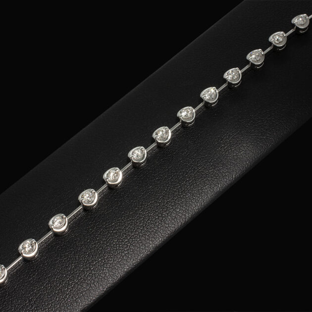 18kt White Gold 2 Claw Set Tennis Bracelet. Bar Section Between Settings, Round Brilliant Cut Diamonds, 1.50ct (22) HSI