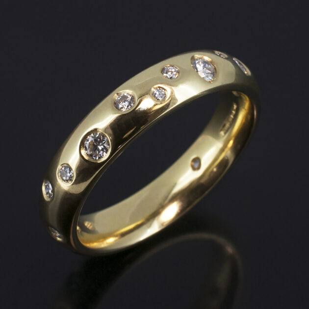 18kt Yellow Gold 4mm Scattered Diamond Design Ladies Ring, Round Brilliant Cut Diamonds, 0.30ct (16). F Colour, VS Clarity Minimum