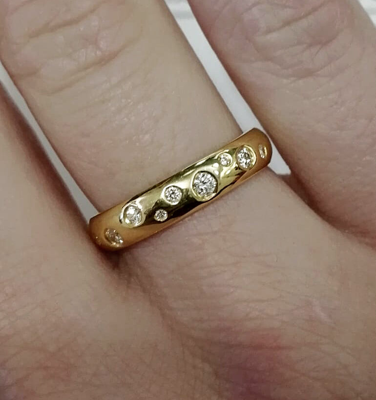 18kt Yellow Gold 4mm Scattered Diamond Design Ladies Ring, Round Brilliant Cut Diamonds, 0.30ct (16). F Colour, VS Clarity Minimum
