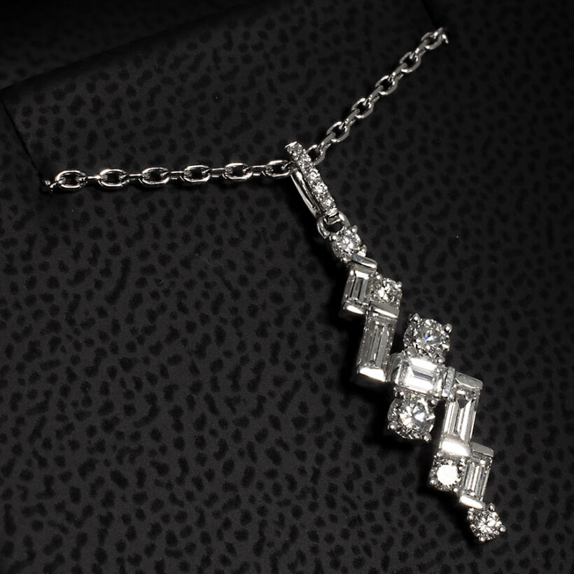 18kt White Gold Claw and Bar Set Baguette and Round Brilliant Cut Multi Diamond Drop Design Pendant