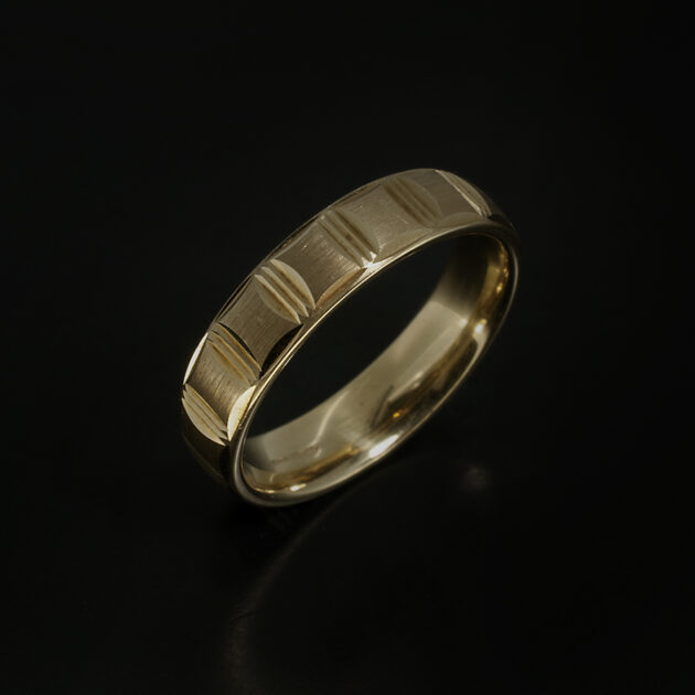 18kt Yellow Gold 5mm Gents Wedding Ring with Horizontal Bright Cut Edge