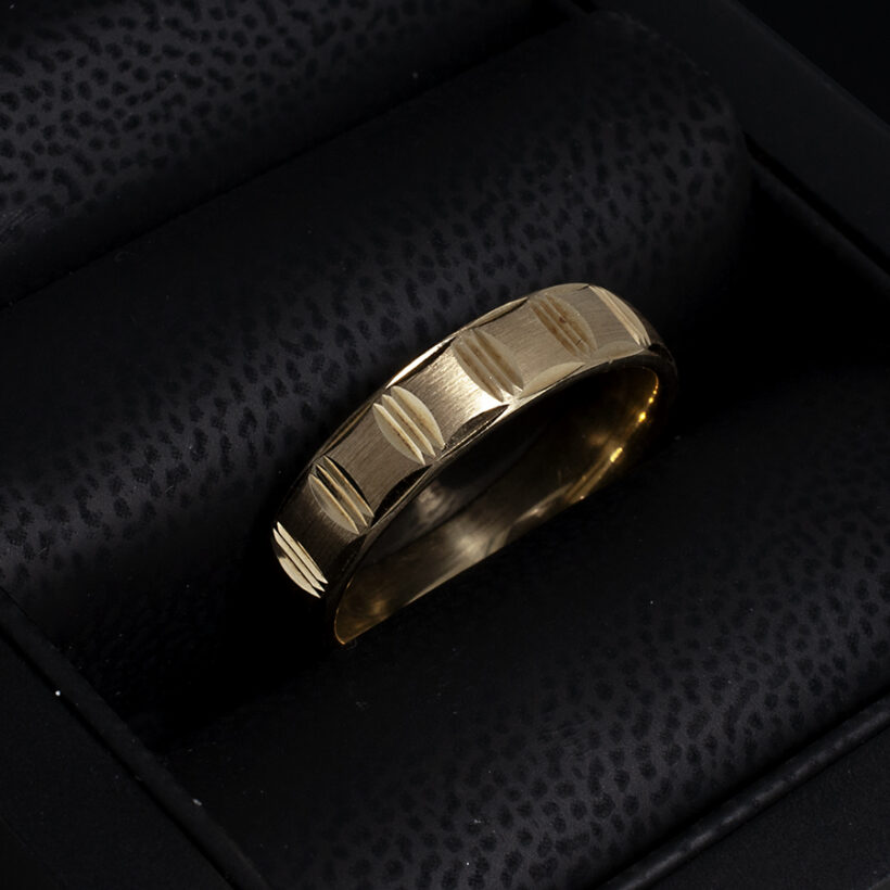 18kt Yellow Gold 5mm Gents Wedding Ring with Horizontal Bright Cut Edge