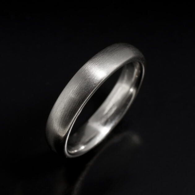 Gents 18kt White Gold Wedding Band, 4mm Court Shape Size L