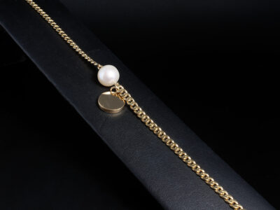 Ladies 18kt Yellow Gold Bracelet with Single Drop Pearl and Engraved Personalised Disc, White Round Cultured Freshwater River Pearl, 10mm