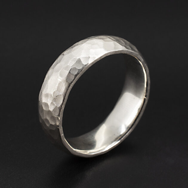 9kt White Gold Gents Wedding Band Polished Hammered Finish Unrhodiumed 6.4mm