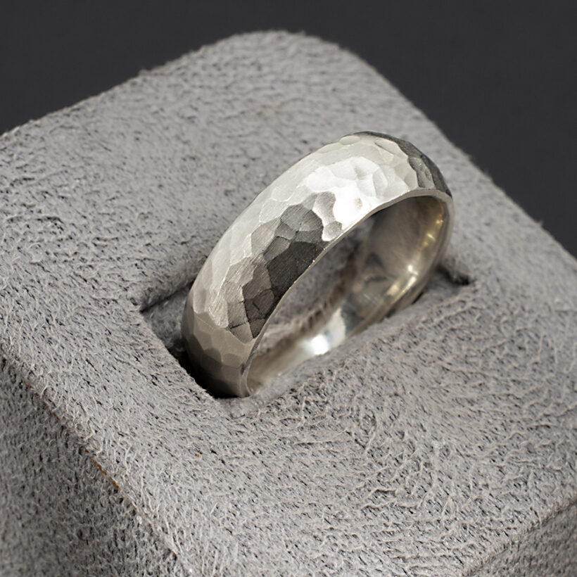 9kt White Gold Gents Wedding Band Polished Hammered Finish Unrhodiumed 6.4mm