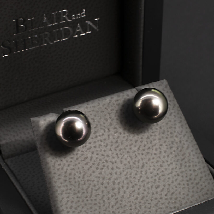 Tahitian Pearl Studded Earrings 8-9mm set in 18kt Yellow Gold