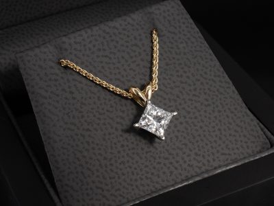 18kt Yellow Gold Diamond Solitaire Pendant, Claw Set Design, Princess Cut Diamond 0,90ct