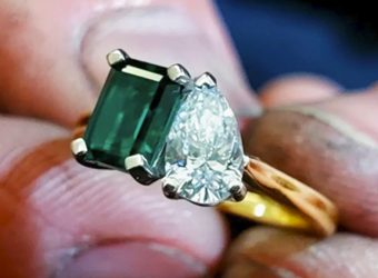 Blair and Sheridan bespoke jewellery guide to coloured diamonds and gemstones close up of a toi et moi ring