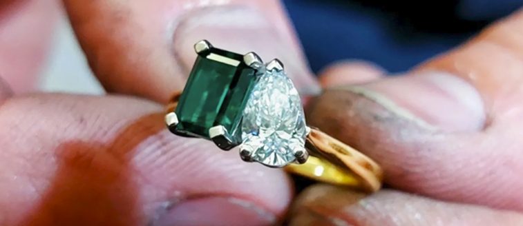 Blair and Sheridan bespoke jewellery guide to coloured diamonds and gemstones close up of a toi et moi ring